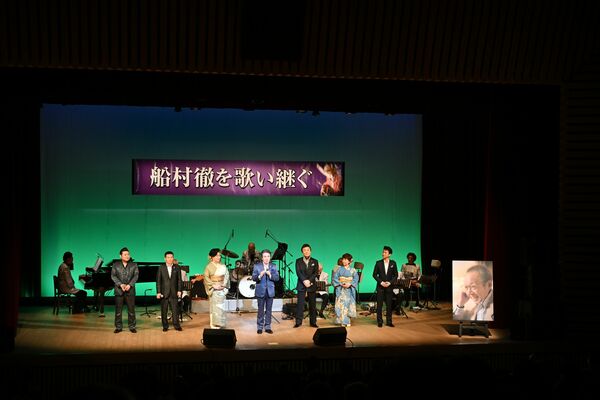 船村さんの思い出を語る鳥羽さん（中央）ら