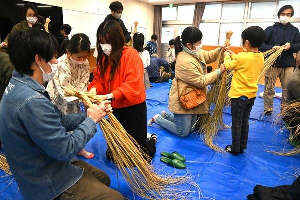 しめ飾りを作る親子たち