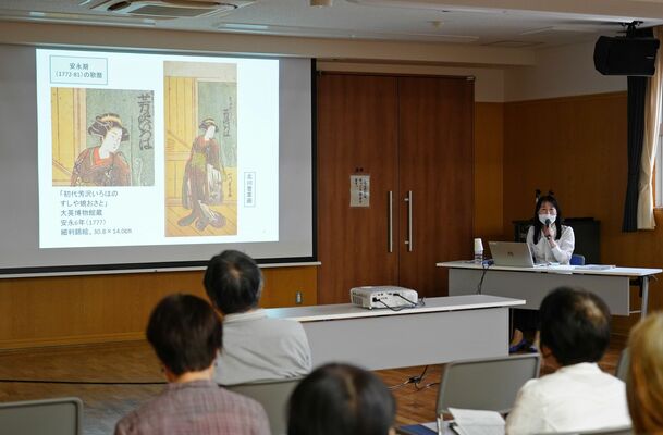 喜多川歌麿の作品について解説する山本学芸員