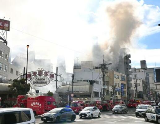 　大阪市浪速区で発生した建物火災＝９日午前１１時１３分