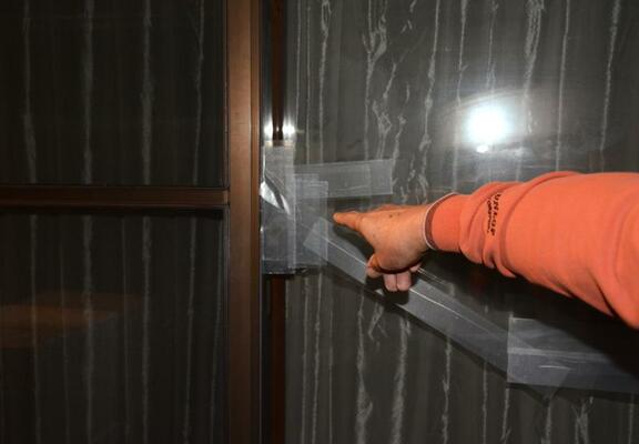 掃き出し窓の鍵付近のガラスを割られた被害現場＝２０２５年１２月下旬、足利市内