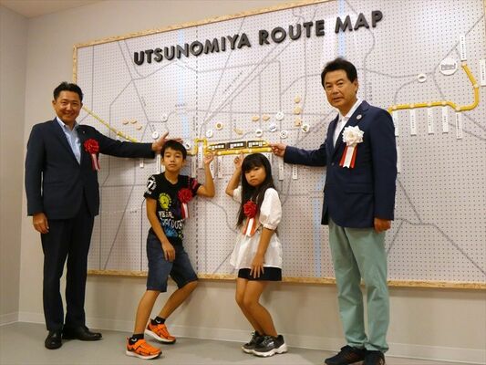 新設した路線マップを披露する佐藤市長（右）ら