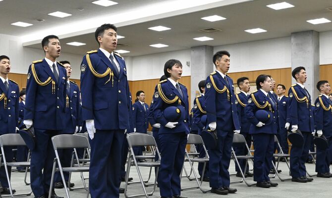 入校式で校歌を斉唱する初任科生＝４日午前、県警察学校