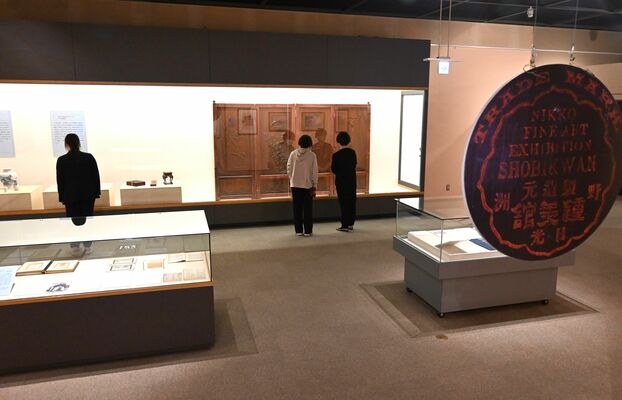 「花鳥図衝立」など多くの美術工芸品が展示された企画展