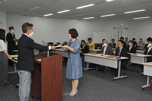 鹿沼市役所で市選管から当選証書を受け取る当選者ら。市民の政治への関心を高める努力も求められている