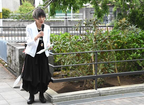 市文学館に移植された吉屋信子が愛したシャクナゲの隣で、思いを語るめいの敬さん