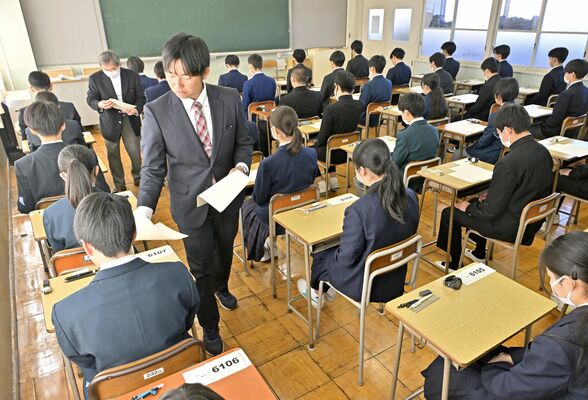 張り詰めた空気の中、試験開始を待つ受験生たち＝５日午前９時20分、宇都宮白楊高、広瀬華撮影