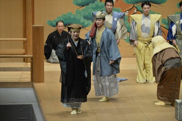 「小傘」を演じる野村萬斎（左）ら＝２日夜、県総合文化センター