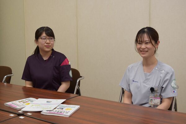 丁寧な説明と冷静なサポートを心がける本多さん（右）と笠本さん