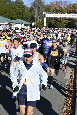 井頭公園をスタートするランナー