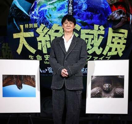 自身の写真作品の横に立つ福山雅治=31日、東京都台東区