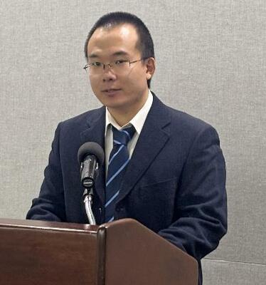 　１７日、米ワシントンで記者会見する董一夫氏（共同）