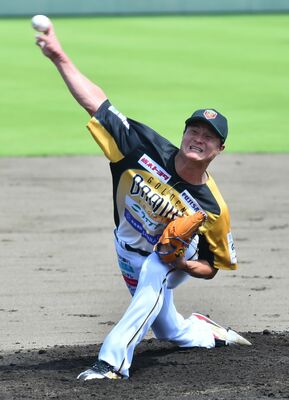 初登板した高岸＝昨年８月、県営球場