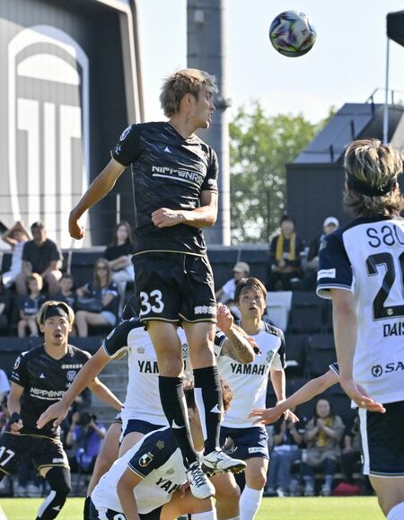 延長後半７分、栃木シティのＤＦ乾がヘディングシュートを決める＝ＣＦＳ、広瀬華撮影