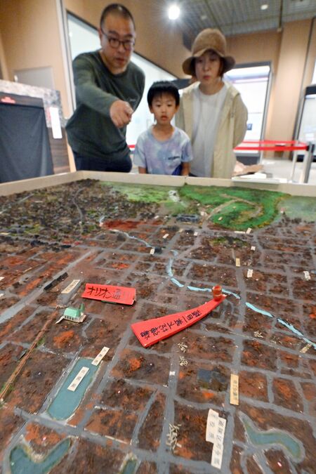 宇都宮空襲で焼け野原となった宇都宮市中心部を再現したジオラマ=12日午前10時10分、県立博物館、河野光吉撮影