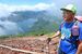 日本三百名山登頂を果たし下山の途につく金田さん。山頂付近の雲が晴れ眼下に中禅寺湖が映った＝１１日午前、男体山