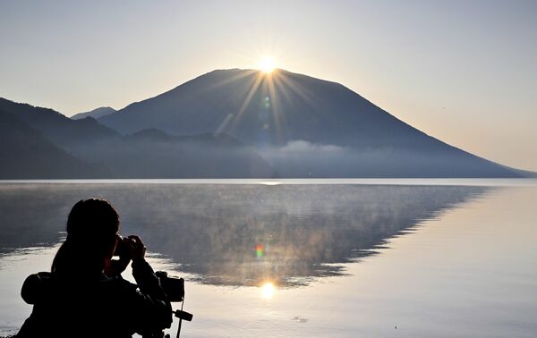 男体山山頂から昇る朝日。中禅寺湖面にも映り込んだ＝20日午前５時25分、日光市中宮祠