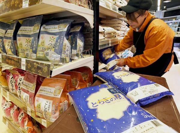 スーパーに並ぶとちぎの星。高温耐性のライバル品種との競争が待ち受ける＝５日午後、フードオアシスオータニ宇都宮駅東店