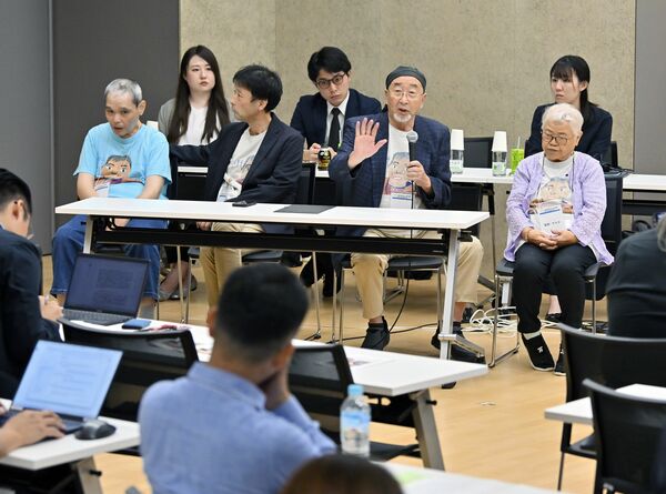 人権報道をテーマにした分科会には津久井やまゆり園事件被害者らも登壇。奥から2列目左から尾野一矢氏、介護福祉士の大坪氏、一矢氏の父剛志氏、母チキ子氏