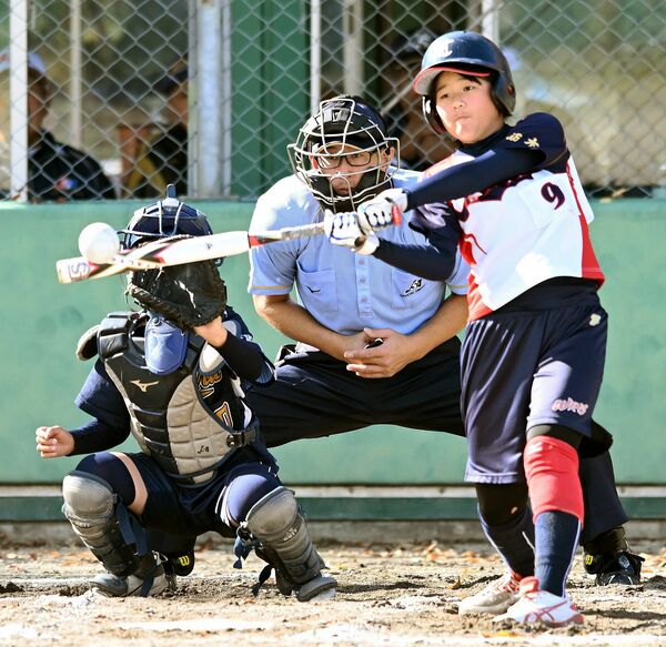 大田原・佐久山ブルーファイターズ－親園ＷＩＮＳ決勝　親園ＷＩＮＳ３回２死二、三塁、磯那が左中間を破る逆転２点二塁打を放つ＝三和住宅にしなすのスポーツプラザ