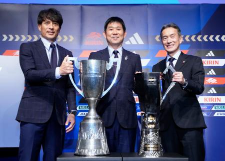　２０２６年の各日本代表の日程が発表され、写真に納まる（左から）日本サッカー協会の宮本恒靖会長、森保一監督、キリンホールディングスの南方健志社長＝１９日、東京都内