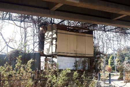 　シェルター下の小屋。ウィキペディアには「反対運動に介入した活動家と建築した団結小屋」という内容の記述があるが、当時の新聞記事からは確認できなかった