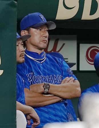 9回、試合を見守るDeNA・三浦監督=甲子園