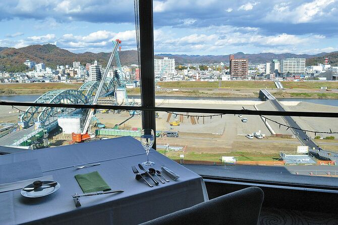 地上28㍍からの眺め。「中橋」の架け替え工事中で、仮設通路など、今しか見られない景色が広がります