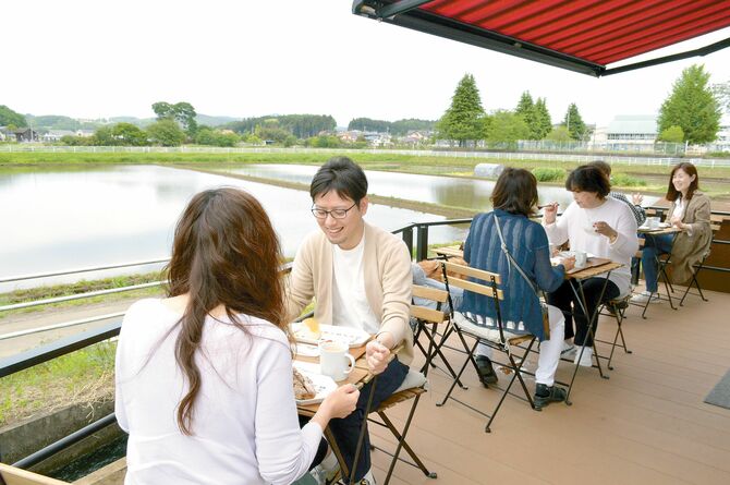 人気のテラス席。パンとコーヒー、田園を吹く心地よい風を味わって