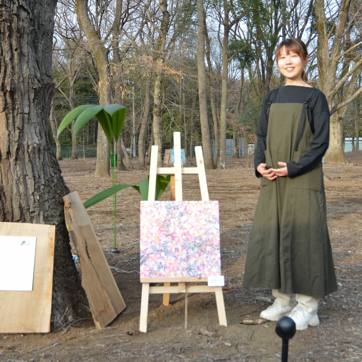 森の中「生」感じる抽象画 小山の安藤さん、個展前に屋外展 14点を紹介