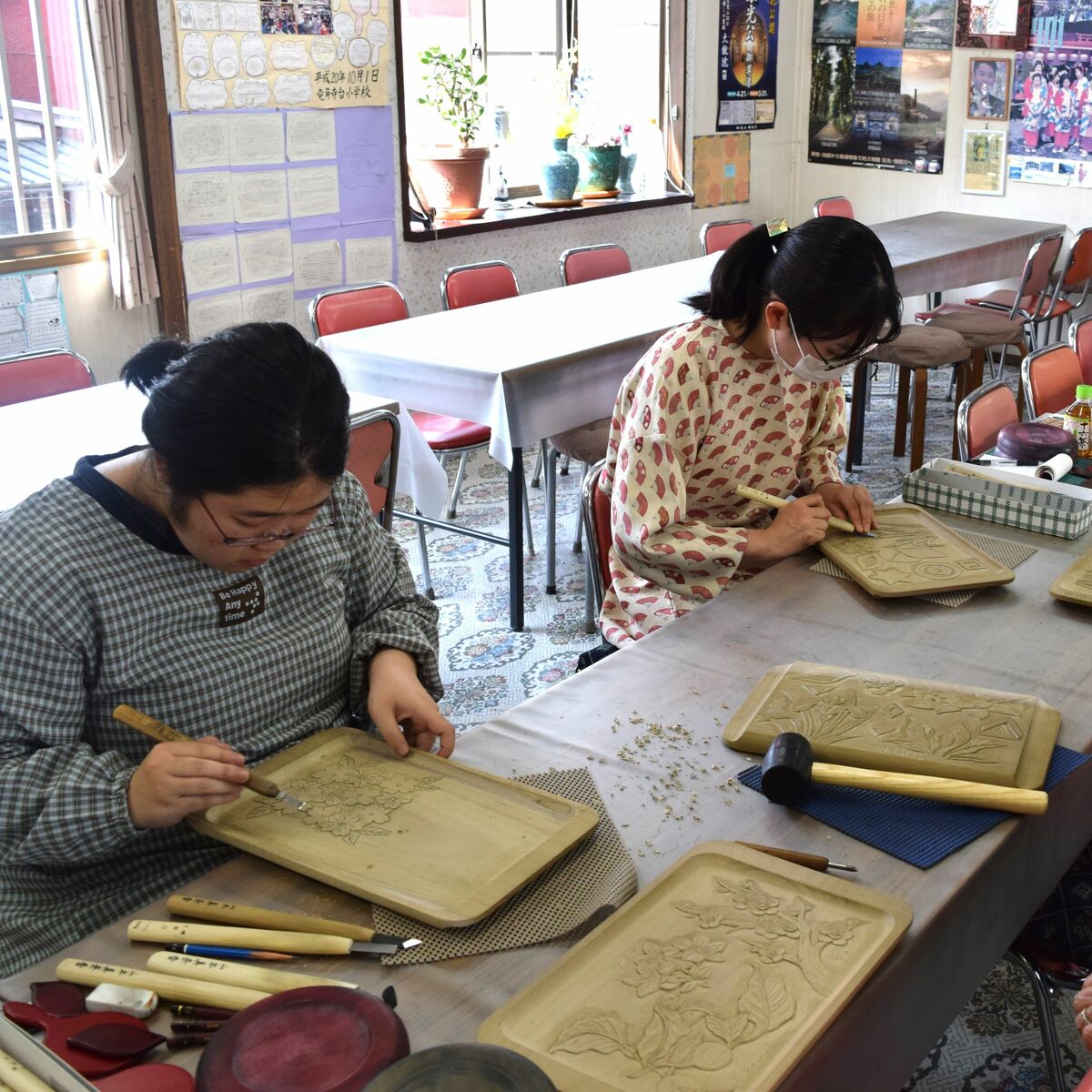 伝統工芸品「日光彫」若き後継者に期待 老舗に20代社員が2人入社