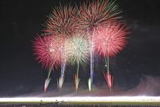 足利花火大会、ディズニードローンショーと花火２万発で彩る　夜空にミッキ…