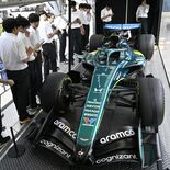 真岡工業高でF1マシン展示　ホンダ開発の造形美、生徒が激写