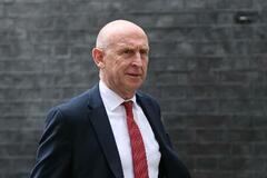 ヒーリー英国防相が辞任表明