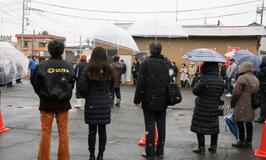 雪の街頭演説、有権者「凍える」