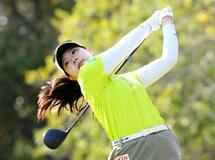 ２０歳の菅楓華が単独首位