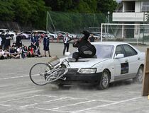 交通事故を再現 衝突の怖さ学ぶ