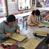 伝統工芸品「日光彫」若き後継者に期待　老舗に20代社員が２人入社　きっかけは市のインターン