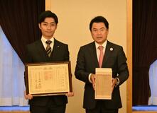 平成興業社長に紺綬褒章を伝達