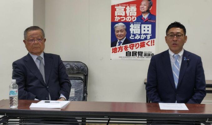 衆院栃木４区の自民候補に内定し、報道陣の取材に応じる石坂氏（右）＝17日午後、下野市