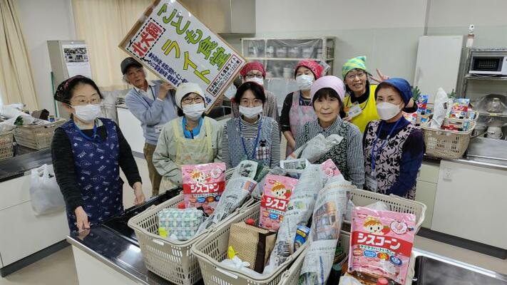 昨年１１月に開いた配布会。今後はフードバンク団体として取り組む