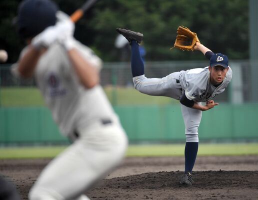 黒羽打線を完封した足大付のエース益子＝栃木市営