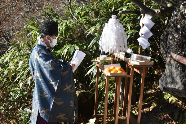 祝詞を読み上げる人見宮司