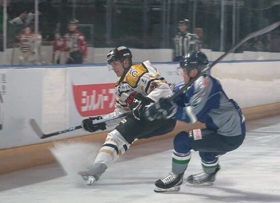 相手と競り合うバックスのＤＦニスカラ（左）＝フラット八戸