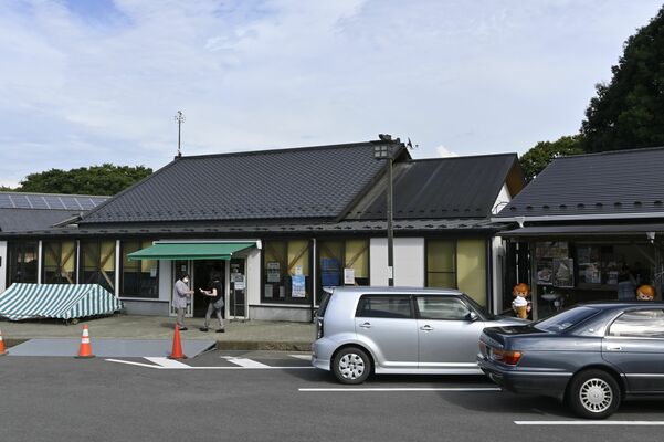 瓦屋根が特徴の物産センター