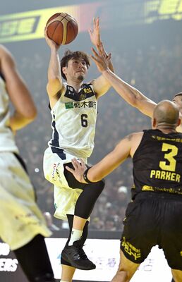 第１クオーター２分、ブレックスの比江島（左）がシュートを放つ＝オープンハウスアリーナ太田