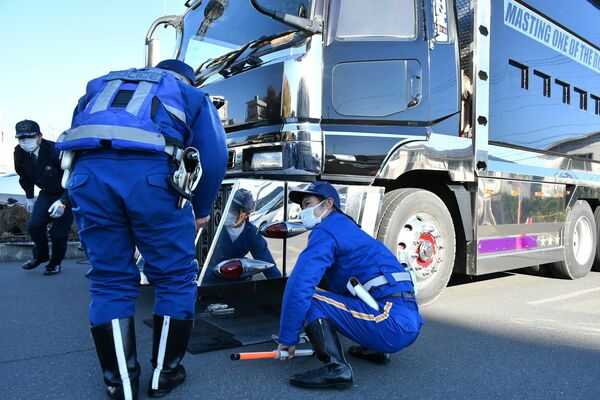 車両の重さを量る交通機動隊員ら＝８日午前９時、小山署