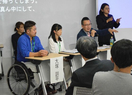 出席者たちと意見を交換するパネリストたち。左から大塚代表理事、大村主宰、鈴木事務局長＝30日午後、宇都宮大陽東キャンパス内