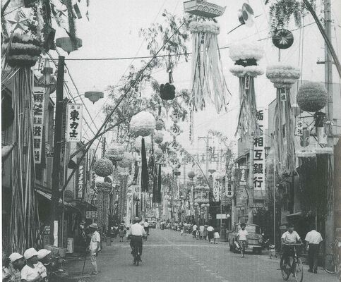 １９６０年ごろの商店街の七夕まつり（馬頭町合併50周年記念誌から抜粋）
