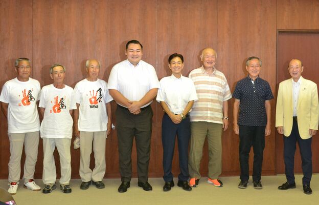 市役所を訪れた鶴竜親方（左から４人目）ら